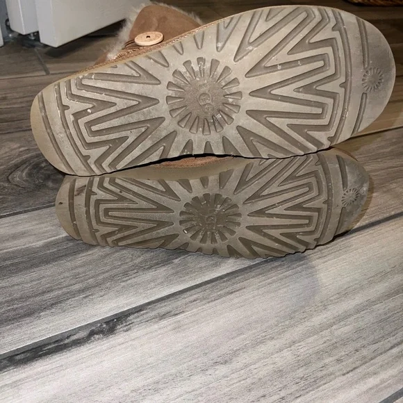 UGG Bailey Button - Picture 4 of 4